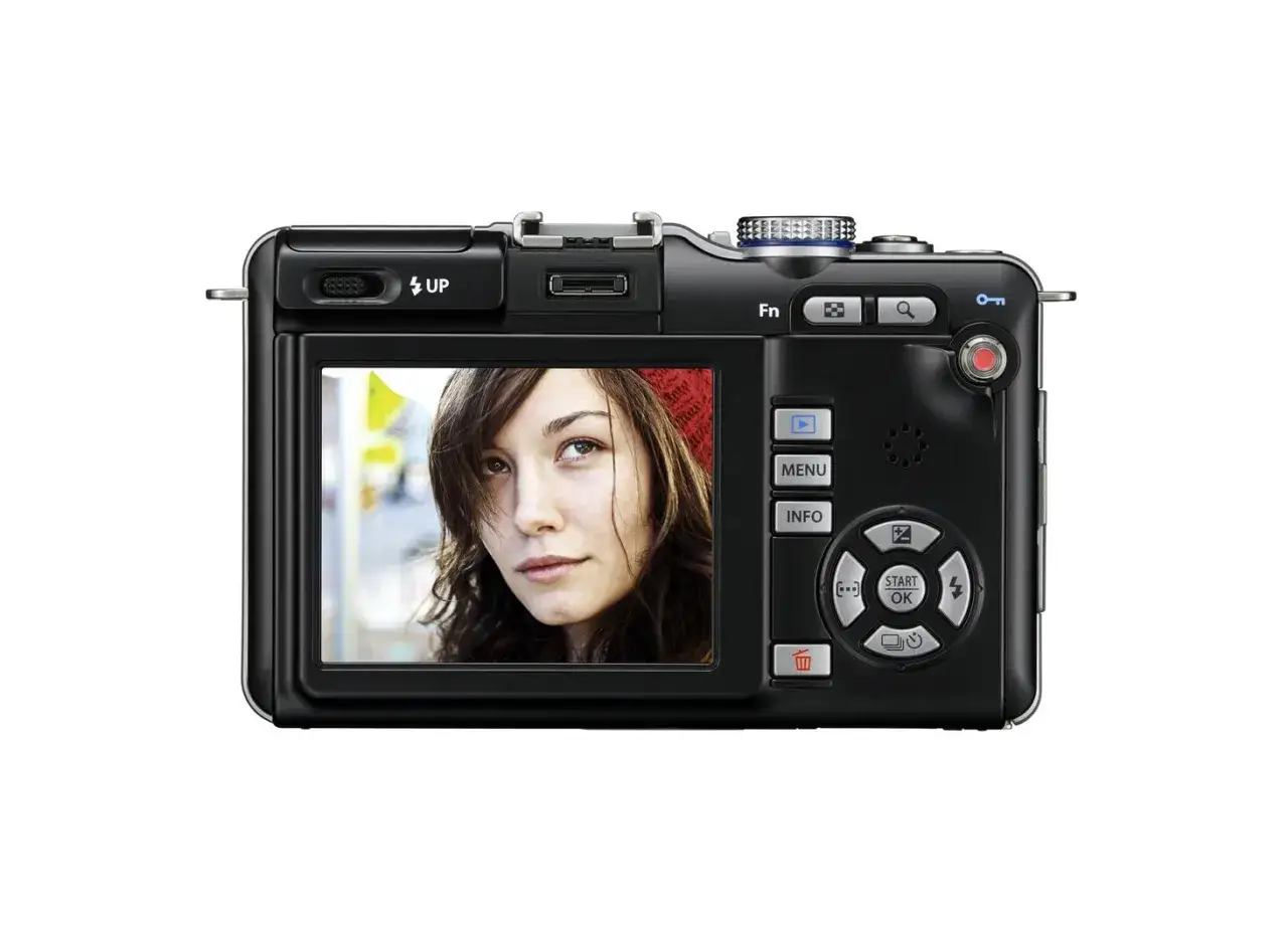 Tył aparatu Olympus PEN E-PL1 z wyświetlanym portretem młodej kobiety.