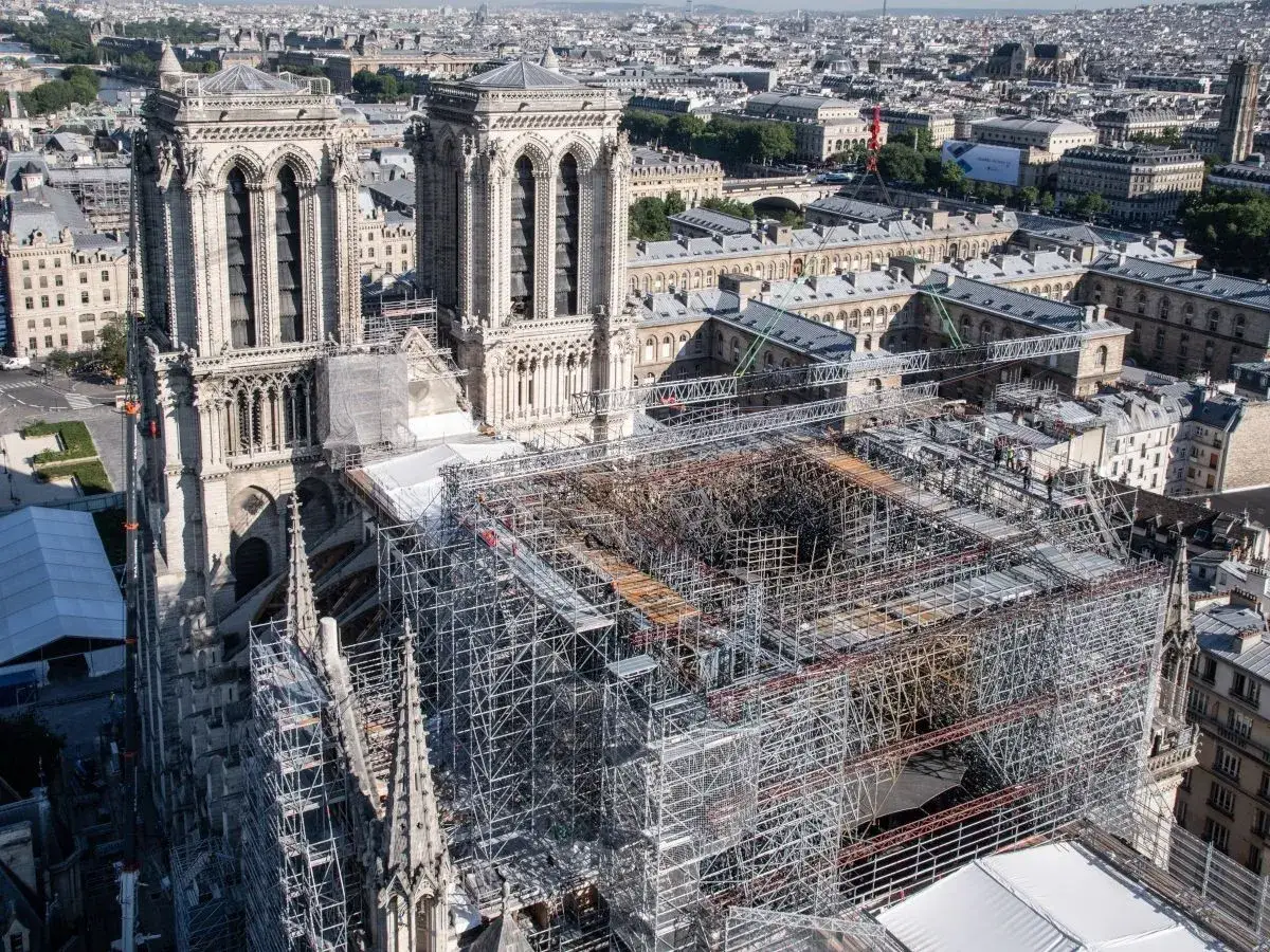Le projet Notre Dame de Paris avance : &eacute;chafaudages massifs et grues en action pour la reconstruction.