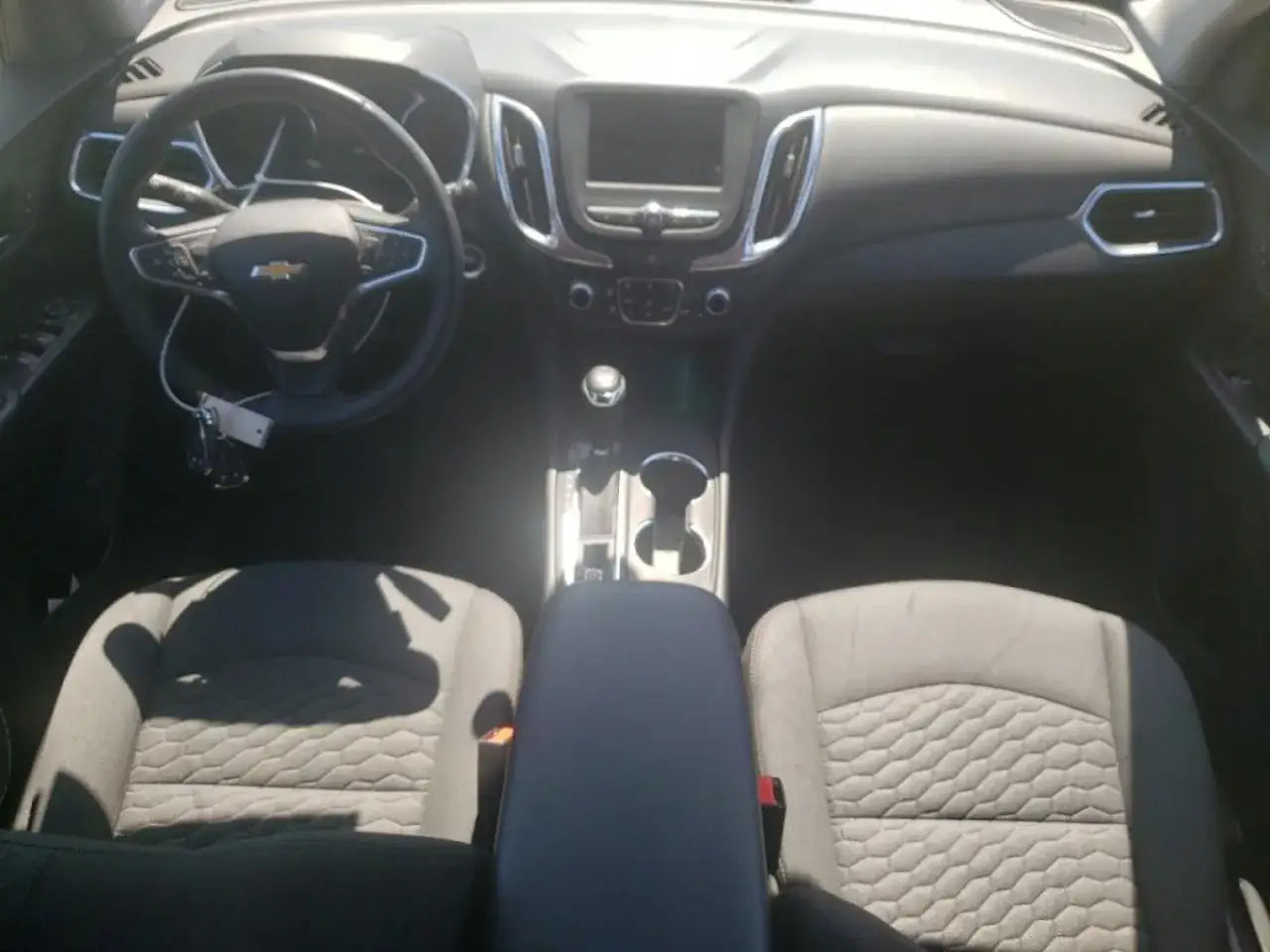 Wnętrze Chevrolet Equinox: kierownica, deska rozdzielcza z ekranem, fotele.