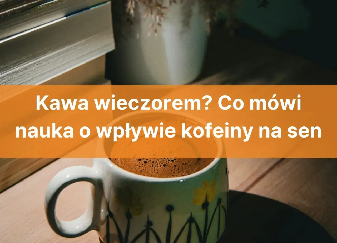 Kubek kawy i stos książek. Czy 200 mg kofeiny to dużo na sen? Nauka odpowiada na pytanie o wpływ kawy wieczorem.