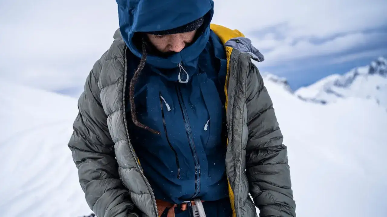 Person in Daunenjacke, bereit für die Kälte. Die Daunenjacke waschen ist wichtig für die Langlebigkeit.