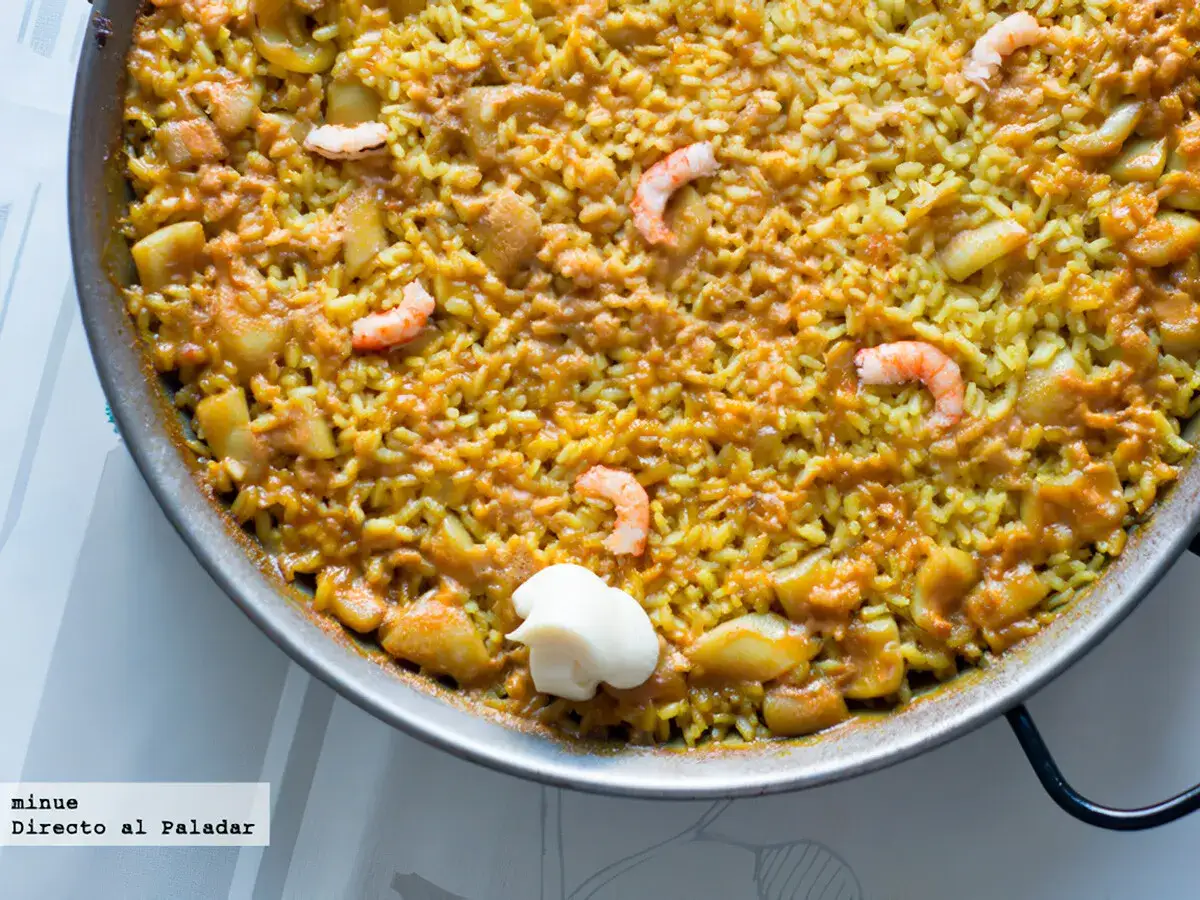 Arroz a banda en paellera, con gambas y trozos de patata. Un toque de alioli corona este delicioso plato.