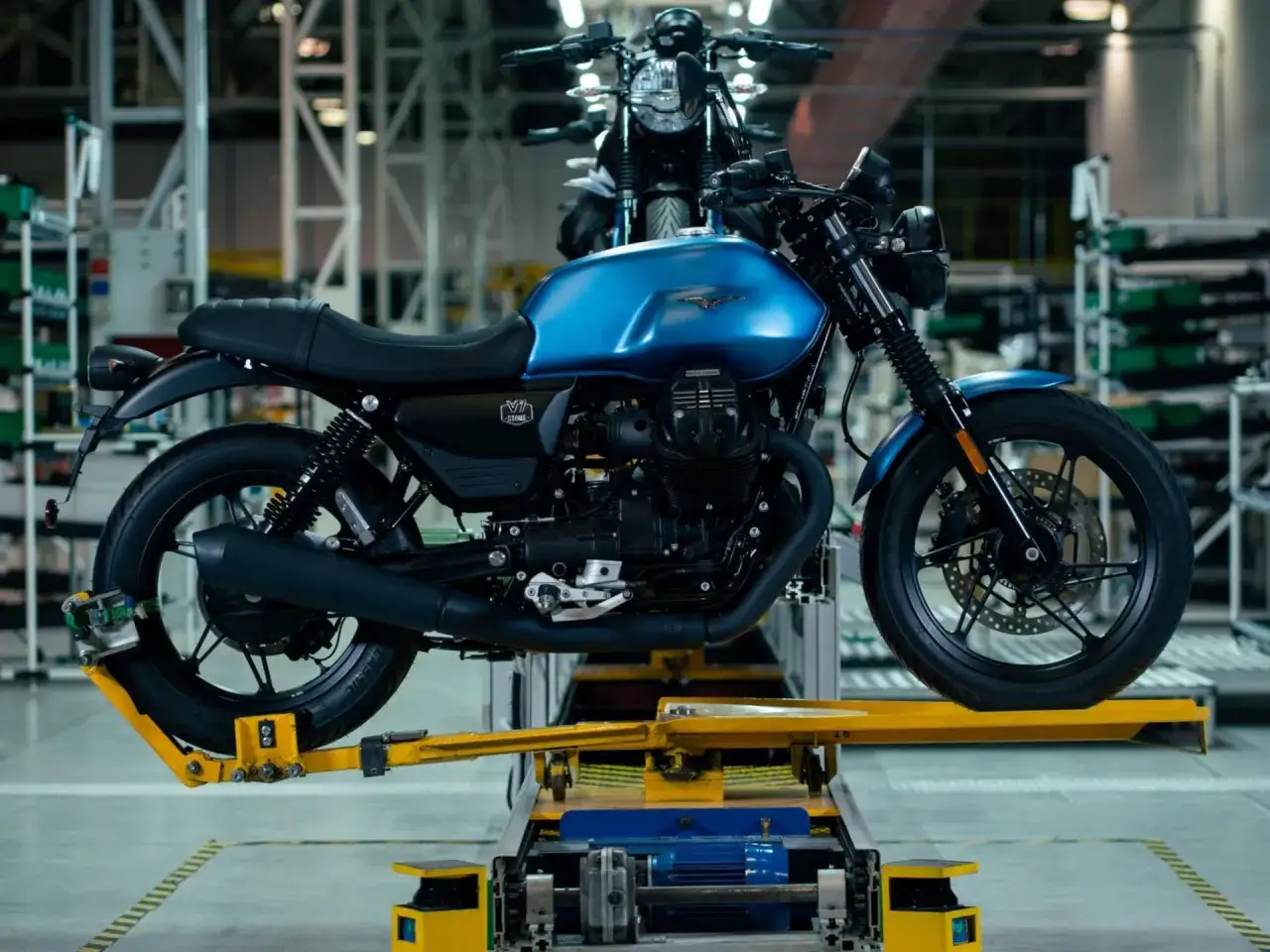 Moto Guzzi V7 Stone azul en l&iacute;nea de producci&oacute;n. Conoce la moto Guzzi V7 ficha t&eacute;cnica.