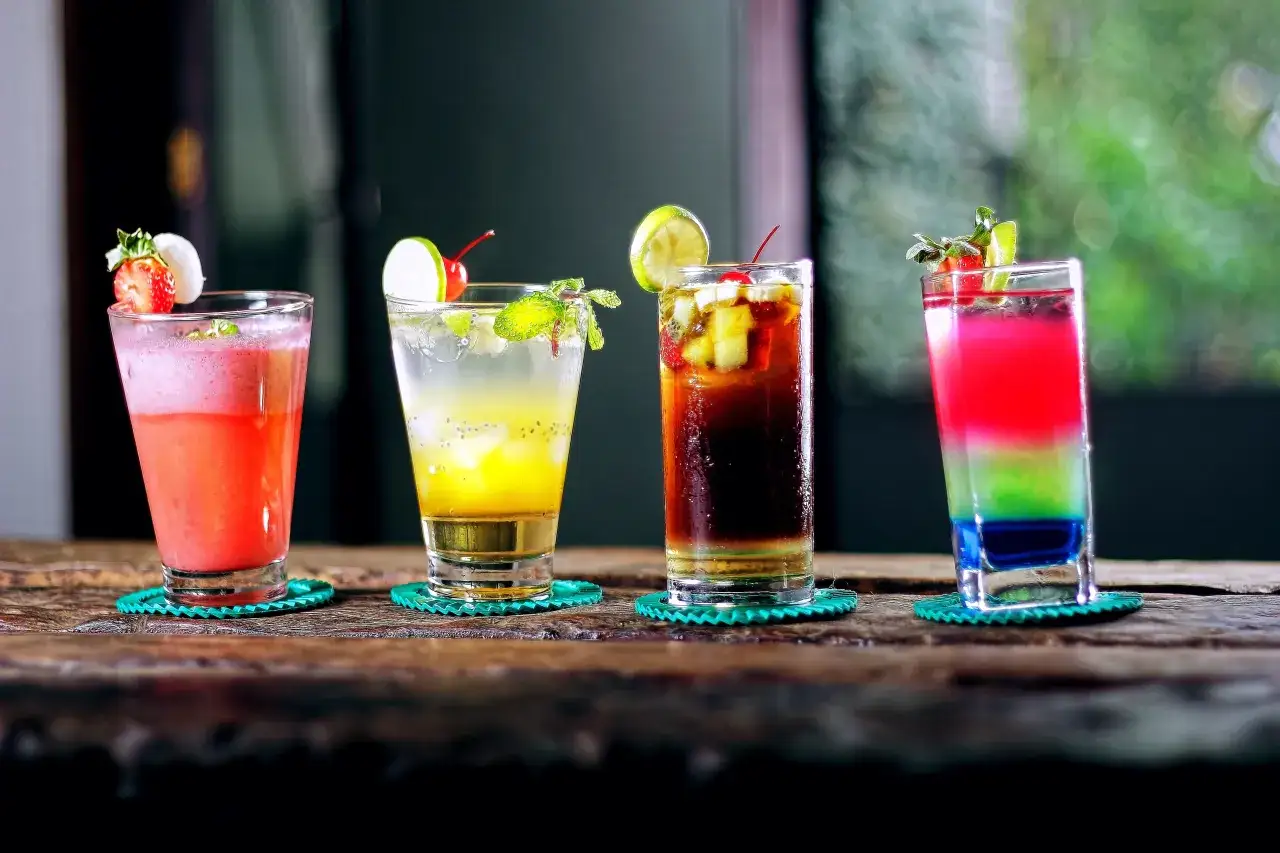 Kolorowe drinki na weselu. Zastanawiasz się, jakie są zasady serwowania alkoholu na weselu i ile butelek na osobę?
