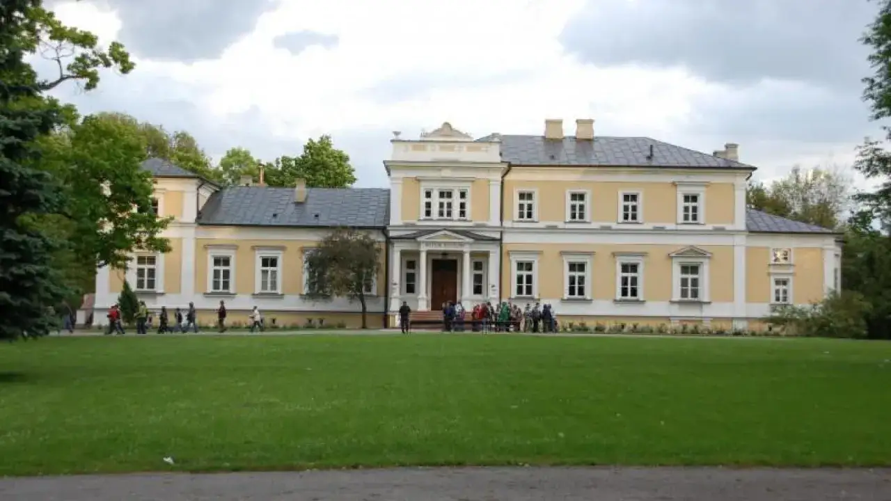 Pałac w Ciechanowcu, jedna z głównych atrakcji regionu, otoczony zielonym parkiem.