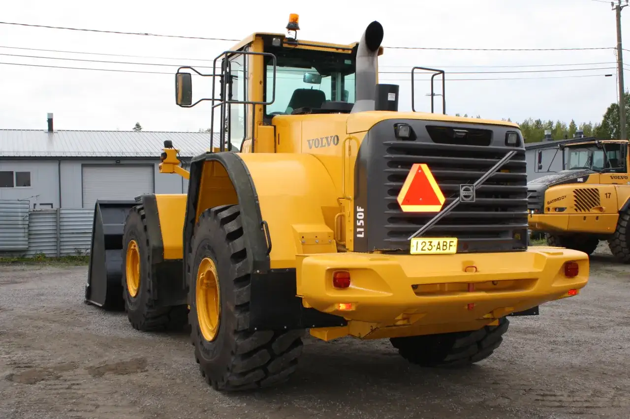 Żółta ładowarka Volvo L150F z tablicą rejestracyjną 123-ABF. Czy koparkę się rejestruje?