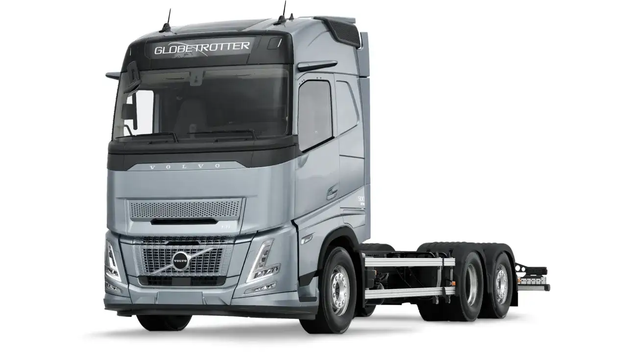Camión Volvo FH Aero 780 Globetrotter plateado, listo para la carretera.