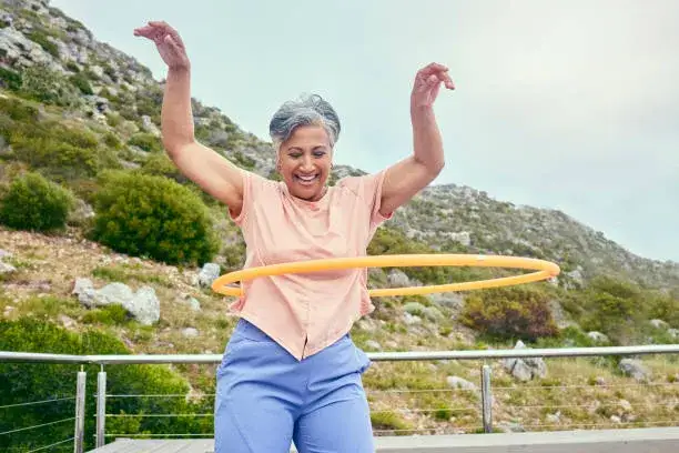 kobieta ćwicząca z hula hop na świeżym powietrzu