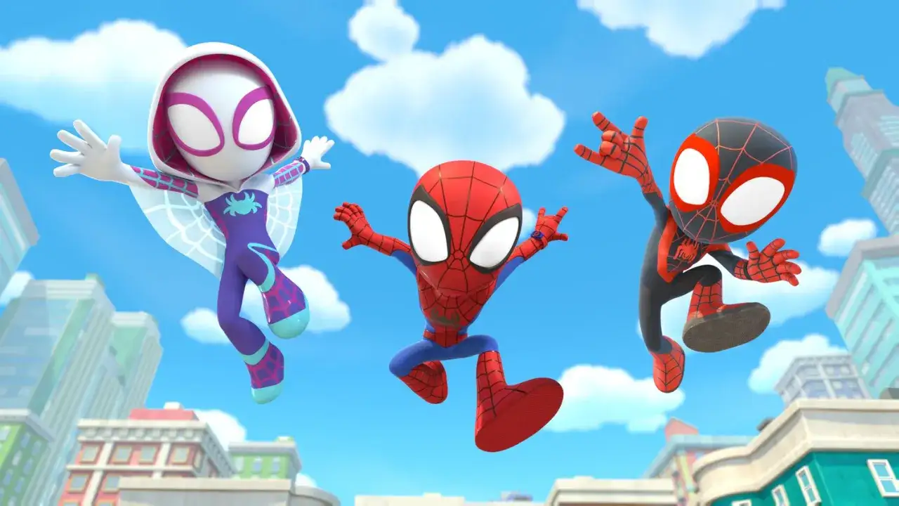 Spidey i super kumple: Spider-Gwen, Spider-Man i Miles Morales wesoło skaczą na tle miasta.