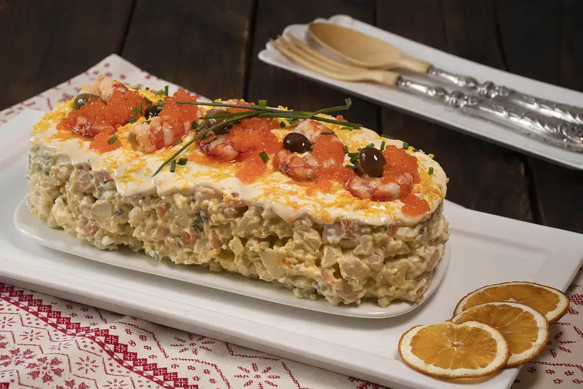 Deliciosa ensaladilla de gambas, coronada con huevas de salm&oacute;n, gambas, aceitunas y ralladura de huevo. &iexcl;Un fest&iacute;n visual y de sabor!