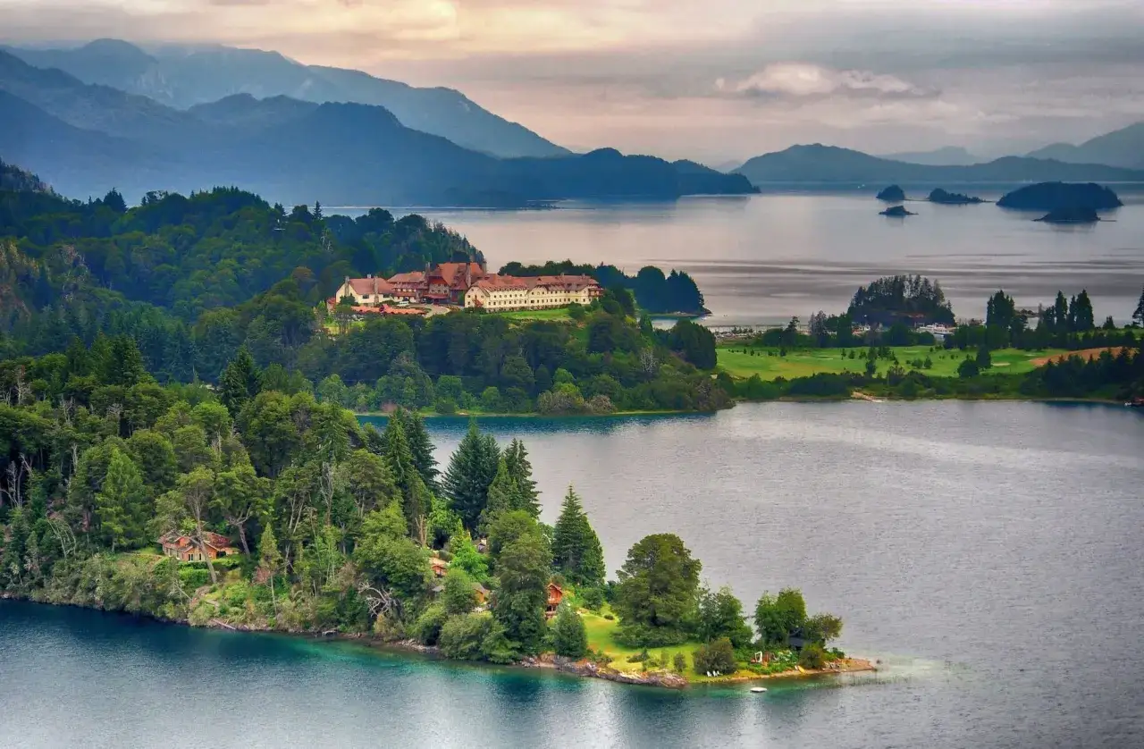 Idyllische Seenlandschaft mit Bergen und einem Hotel. Perfekt für die beste Reisezeit Argentinien.