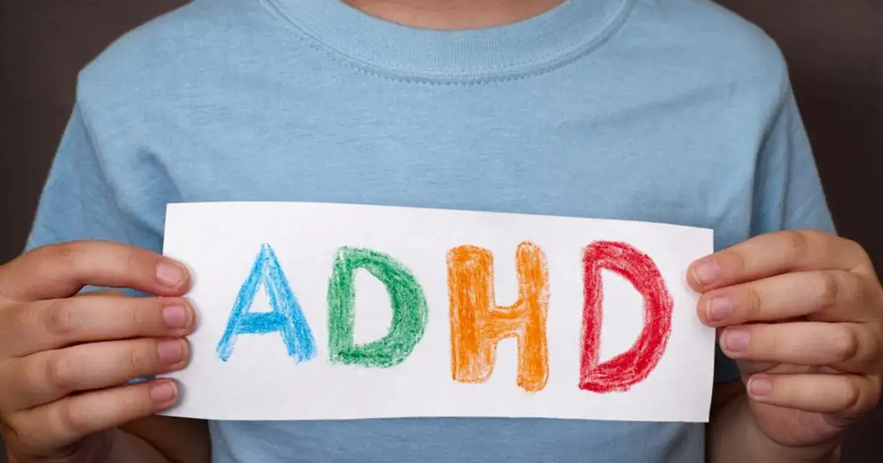 Dziecko trzyma kartkę z napisem ADHD. Czy medikinet ma skutki uboczne?