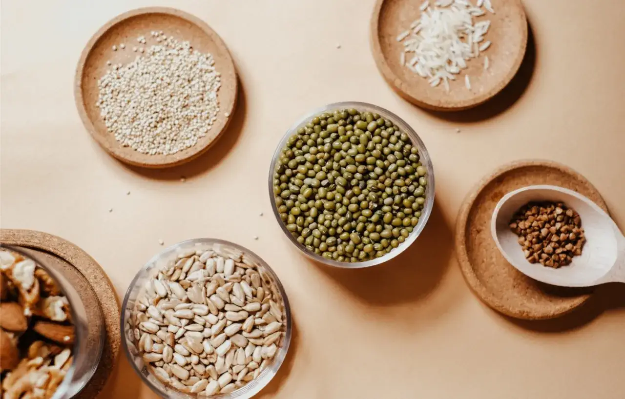 Schlaf gut mit Magnesium! Schalen mit Quinoa, Mungobohnen, Sonnenblumenkernen, Nüssen, Reis und Buchweizen.