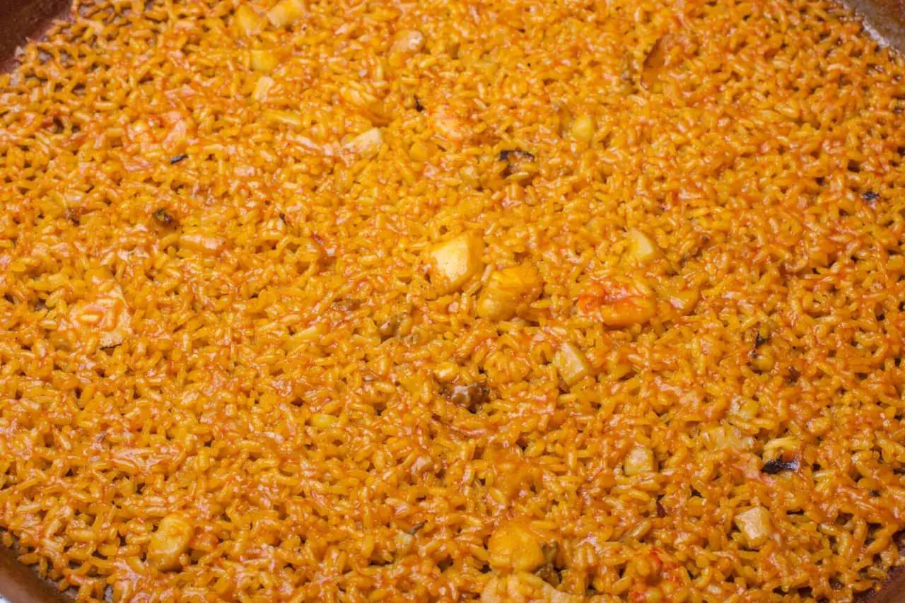 Arroz a banda, un plato de comida t&iacute;pica alicantina, con gambas y trozos de pescado.