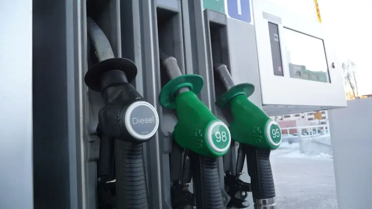 Tre bensinpumpar: en för diesel och två för bensin, varav en är märkt 95.