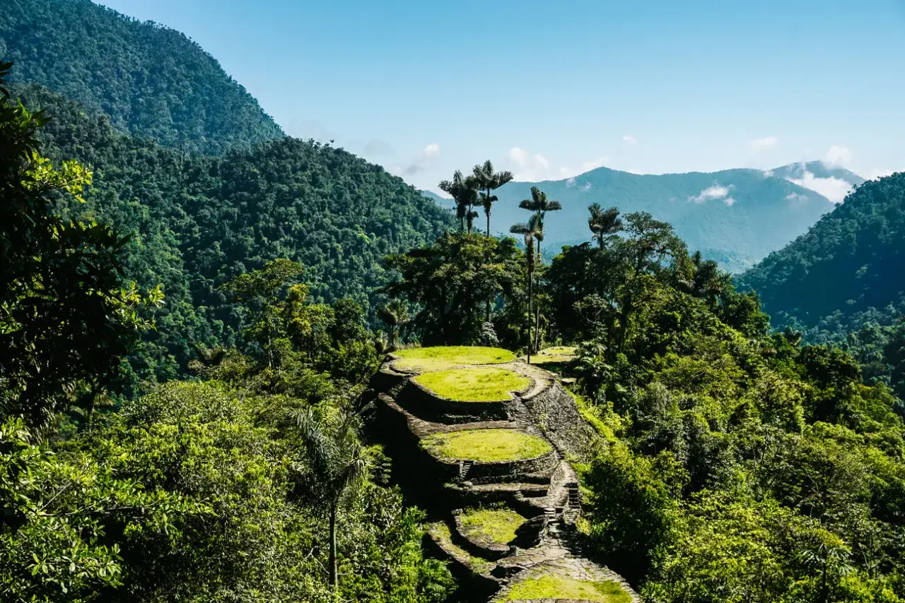 Ruines de la Cité Perdue, un lieu incontournable pour savoir que faire en Colombie. Paysage verdoyant et montagneux.