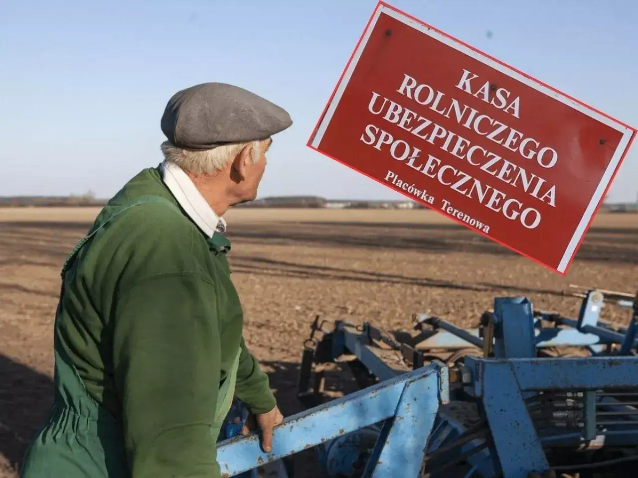 Rolnik w polu patrzy na tablicę KRUS. Myśli o swojej przyszłej emeryturze z KRUS.