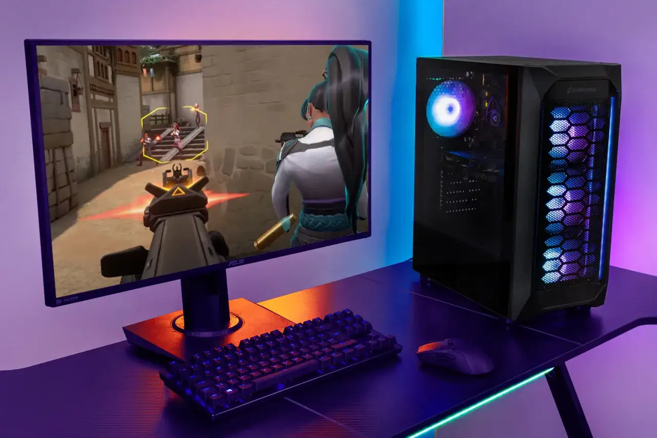 PC gamer prêt pour une partie de Valorant giga. Écran, clavier, souris et tour illuminés par des LED.