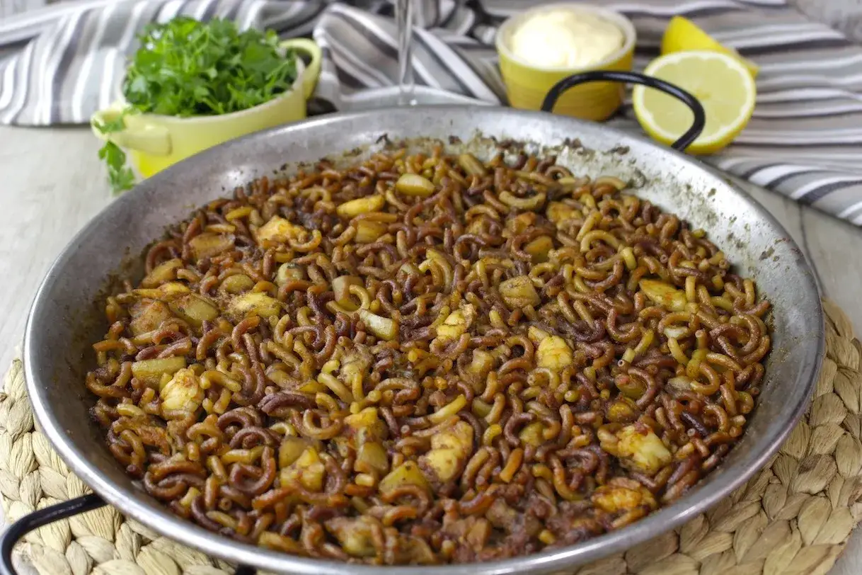 Fideu&agrave; lista para servir, con fideos dorados, trozos de pescado y marisco. &iexcl;As&iacute; se hace fideu&agrave;!