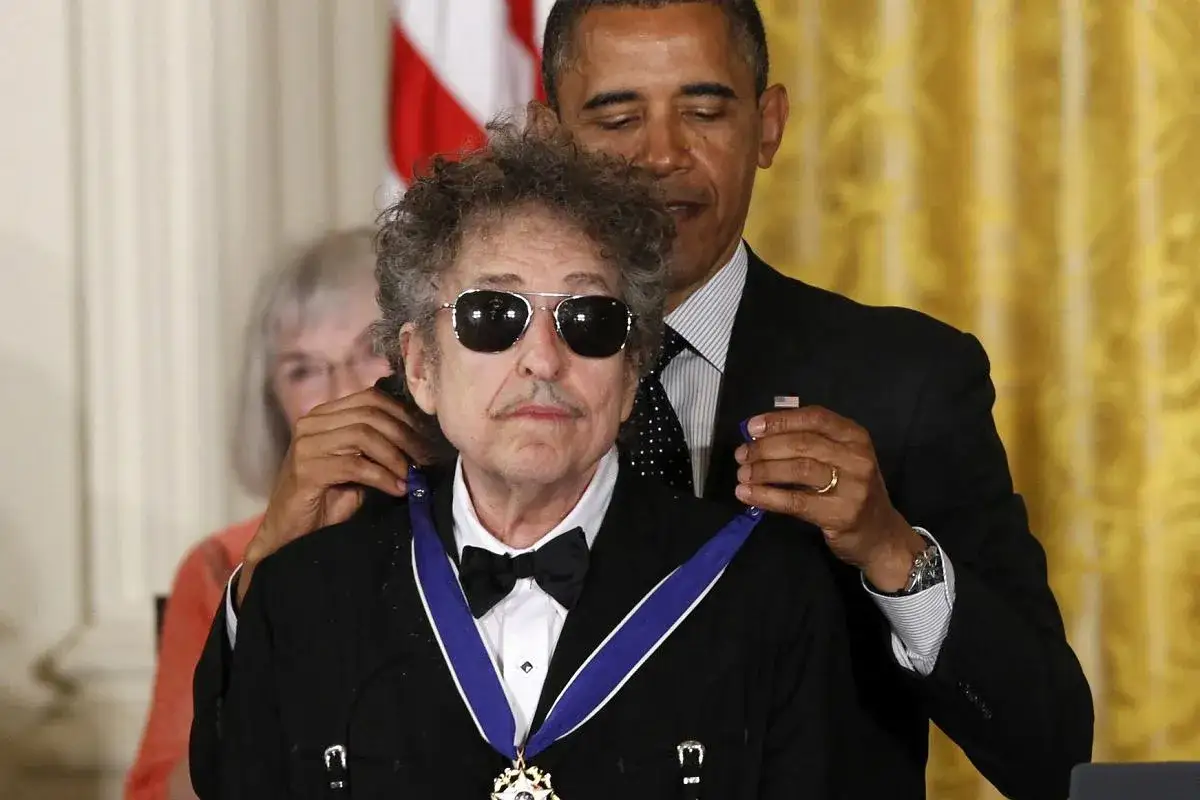 Barack Obama wręcza Bobowi Dylanowi medal. To symboliczne uhonorowanie jego twórczości, które można porównać do nagrody Nobla.