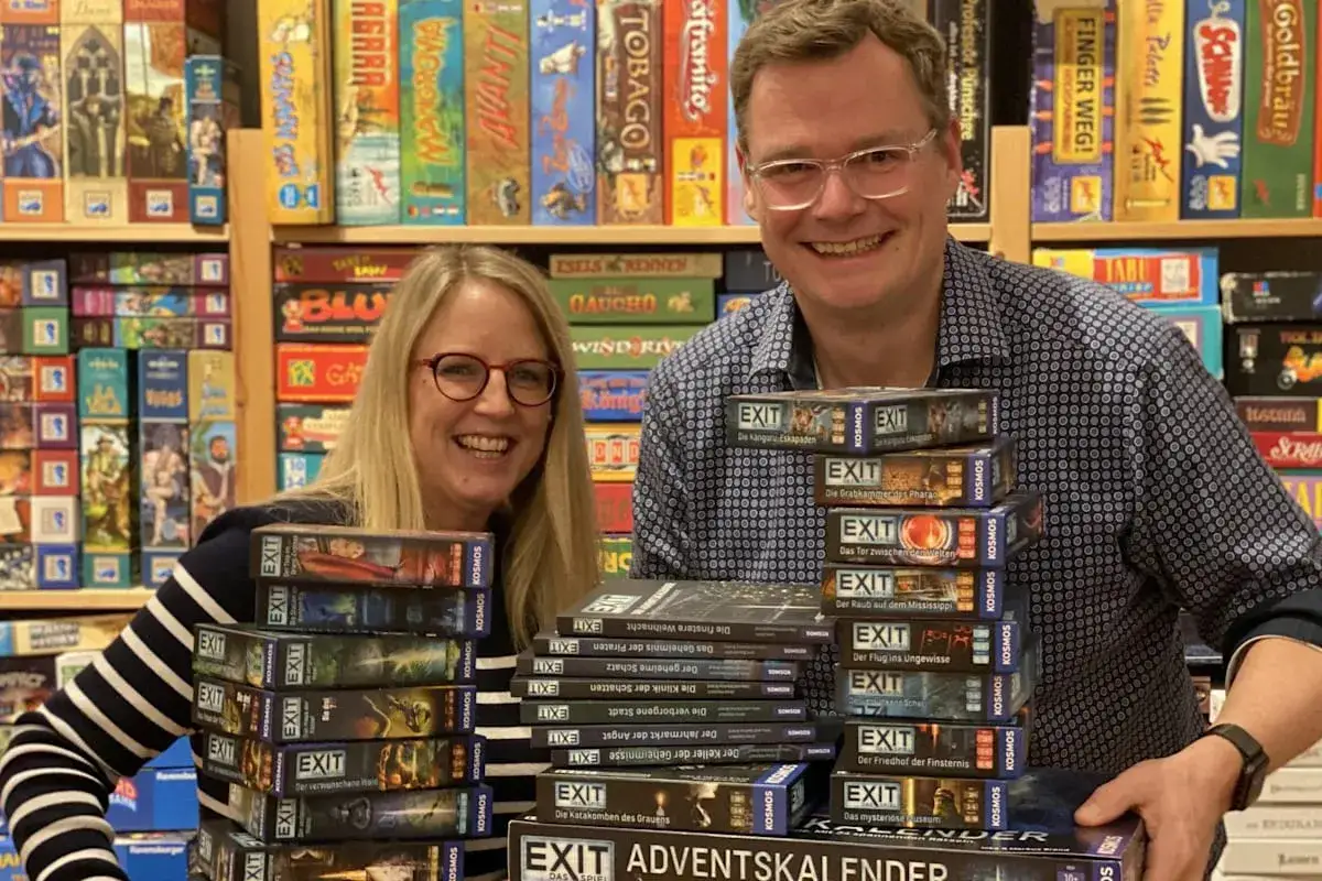 Inka und Markus Brand präsentieren stolz ihre EXIT-Spiele-Sammlung.