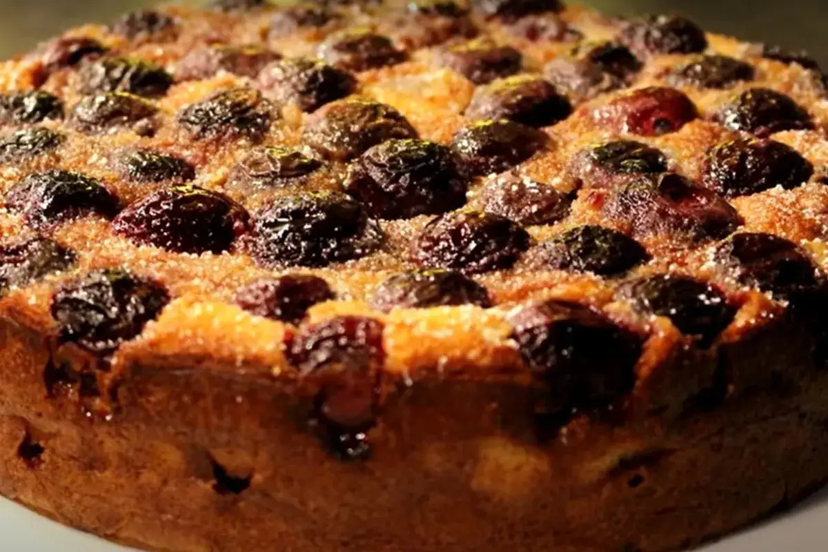 Clafoutis aux cerises, une recette gourmande de Cyril Lignac. Un d&eacute;lice dor&eacute; et fruit&eacute;, pr&ecirc;t &agrave; &ecirc;tre d&eacute;gust&eacute;.
