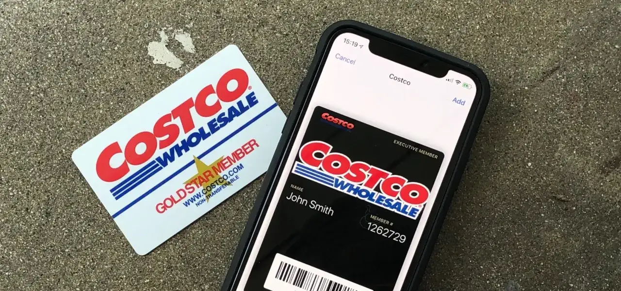 Karta Costco w Apple Wallet i fizyczna karta członkowskie. Cyfrowe karty lojalnościowe ułatwiają zakupy.