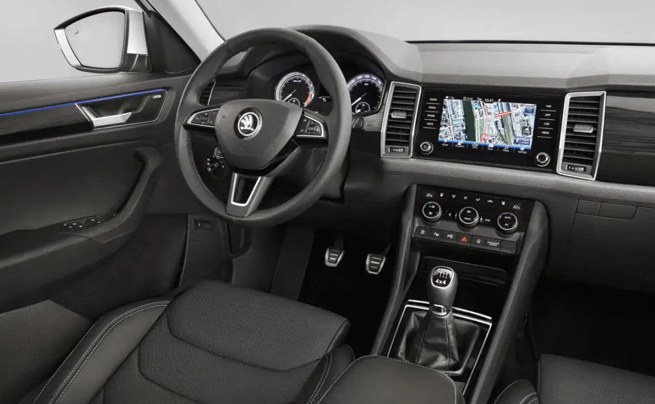 Wnętrze Škoda Kodiaq z nawigacją i manualną skrzynią biegów. Sprawdź aktualną skoda kodiaq cena.