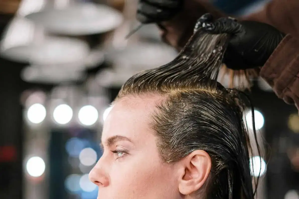 Applicazione di tinta sui capelli, sporchi o puliti, per un nuovo look.