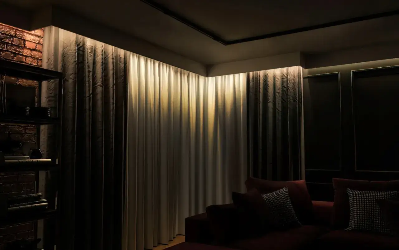 Karnisz z maskownicą LED subtelnie oświetla zasłony, tworząc nastrojową atmosferę.