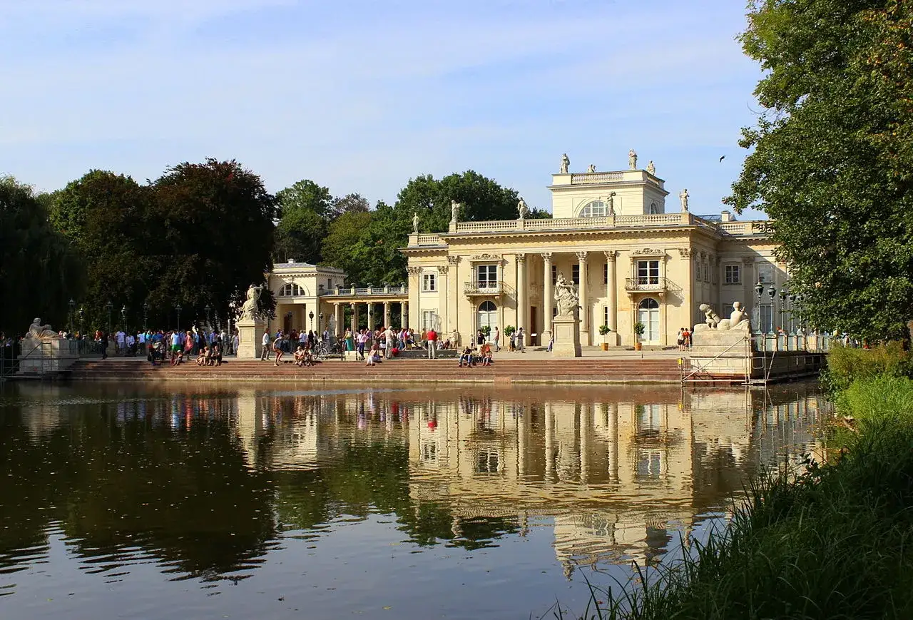 Pałac na Wodzie w Łazienkach Kr&oacute;lewskich, przykład klasycyzmu architektura, odbija się w tafli jeziora.