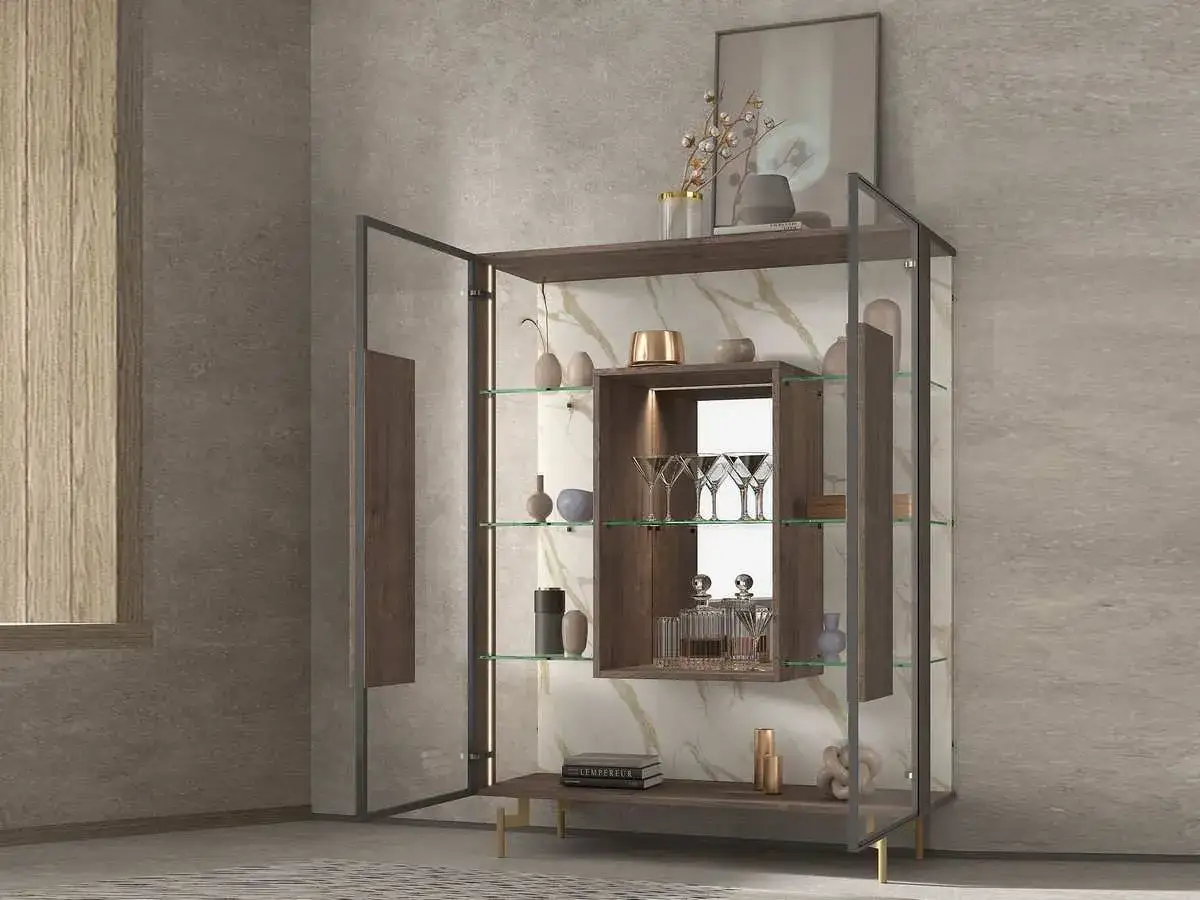 Vitrina de cristal con estantes iluminados, ideal para exhibir copas, botellas y objetos decorativos.