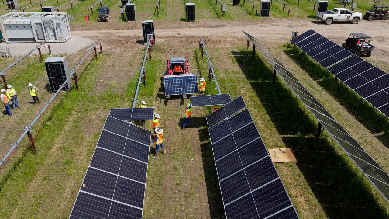 Arbeiter installieren Solarmodule auf einer Anlage. Der Bundesverband Solarwirtschaft fördert solche Projekte für eine grüne Zukunft.
