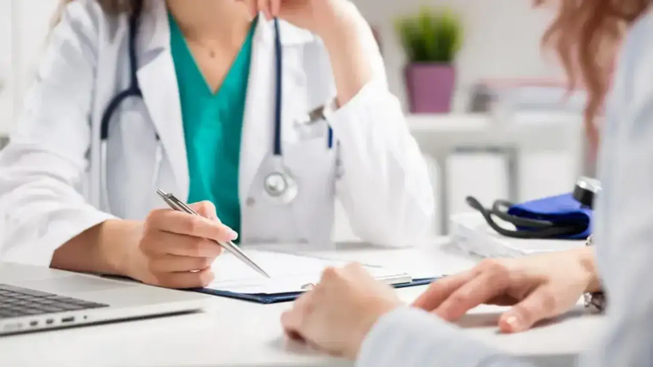 Lekarz wyjaśnia pacjentowi, oxycodone co to jest i jak działa.