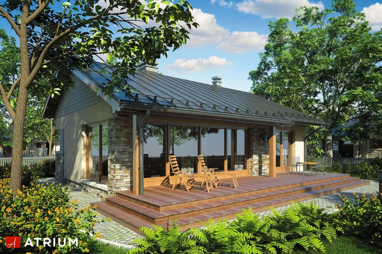 Nowoczesny bungalow z drewnianym tarasem i kamienną elewacją, otoczony zielenią. Idealne miejsce na relaks.