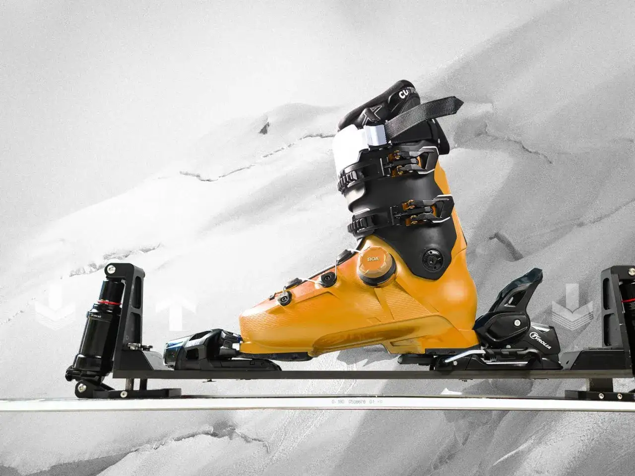 Bota de esqu&iacute; naranja con fijaciones GripWalk y sistema BOA, lista para la nieve.