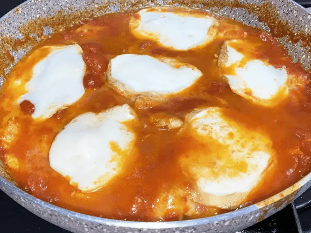 Petto di pollo alla pizzaiola in padella, con pomodoro e mozzarella filante. Un piatto succulento e saporito.