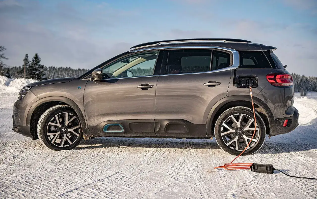 Gr&aring; Citro&euml;n C5 Aircross laddas i sn&ouml;. Ett problem kan vara att batteriet laddas l&aring;ngsamt i kyla.