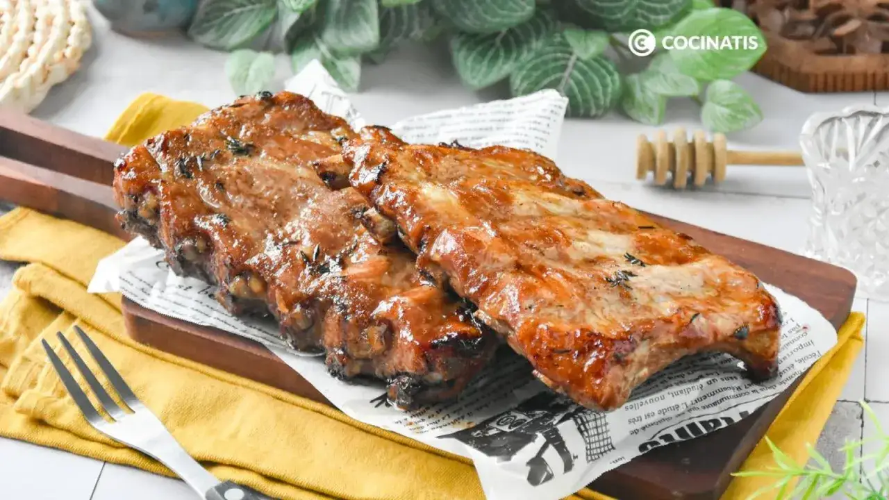 Costillas a la miel, jugosas y glaseadas, listas para disfrutar. Un manjar que invita a saborear cada bocado.
