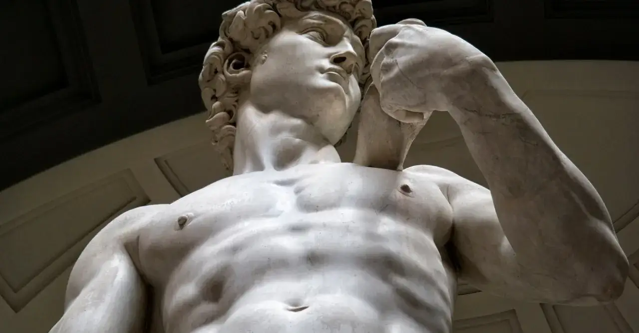 Die ber&uuml;hmte David Skulptur aus Marmor, detailreich und kraftvoll dargestellt.