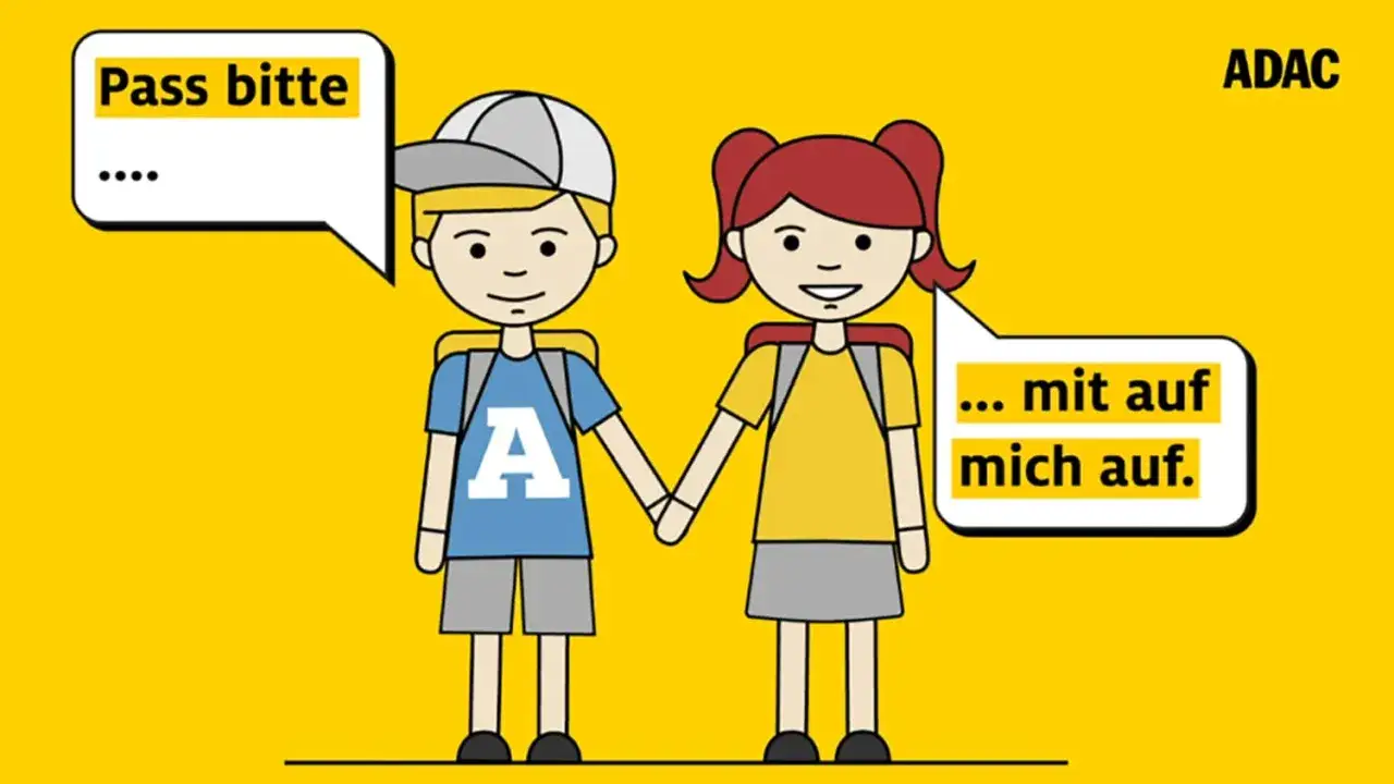 Zwei Kinder halten Händchen am ersten Schultag. Der Junge sagt: