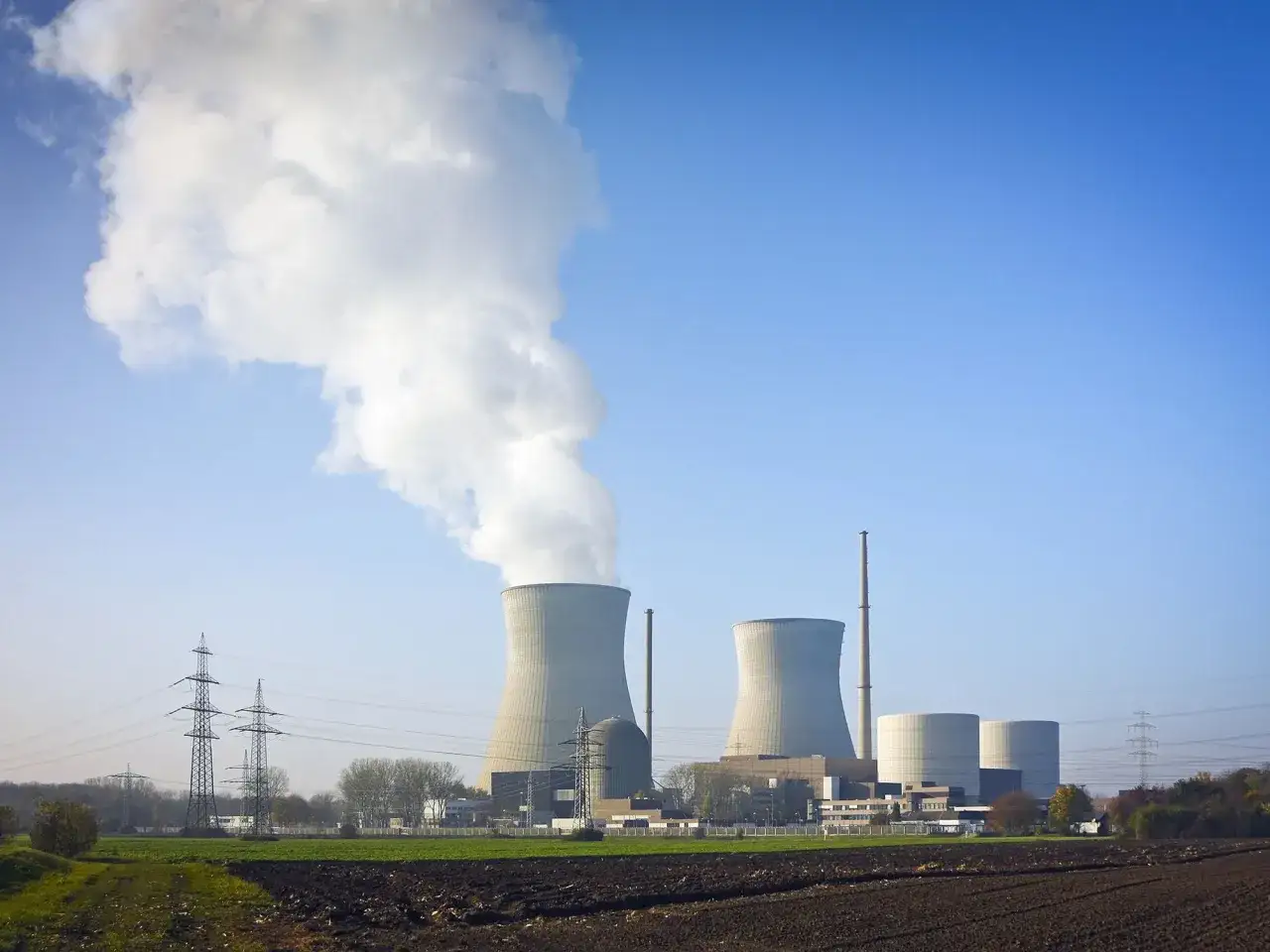 Kühltürme eines Kernkraftwerks, das an den Vaneck Uranium and Nuclear Technologies UCITS ETF erinnert.