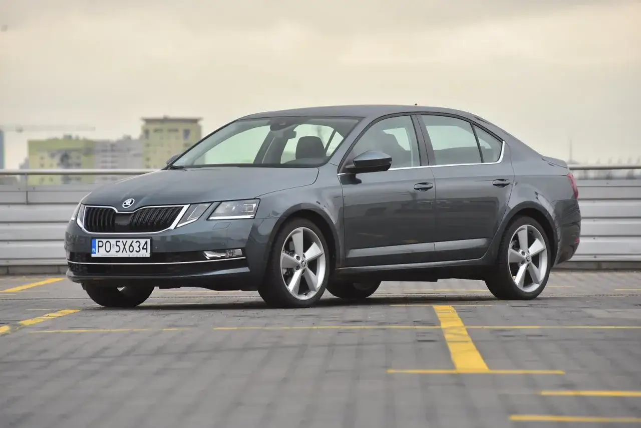Szara Skoda Octavia 1.6 TDI stoi na parkingu.