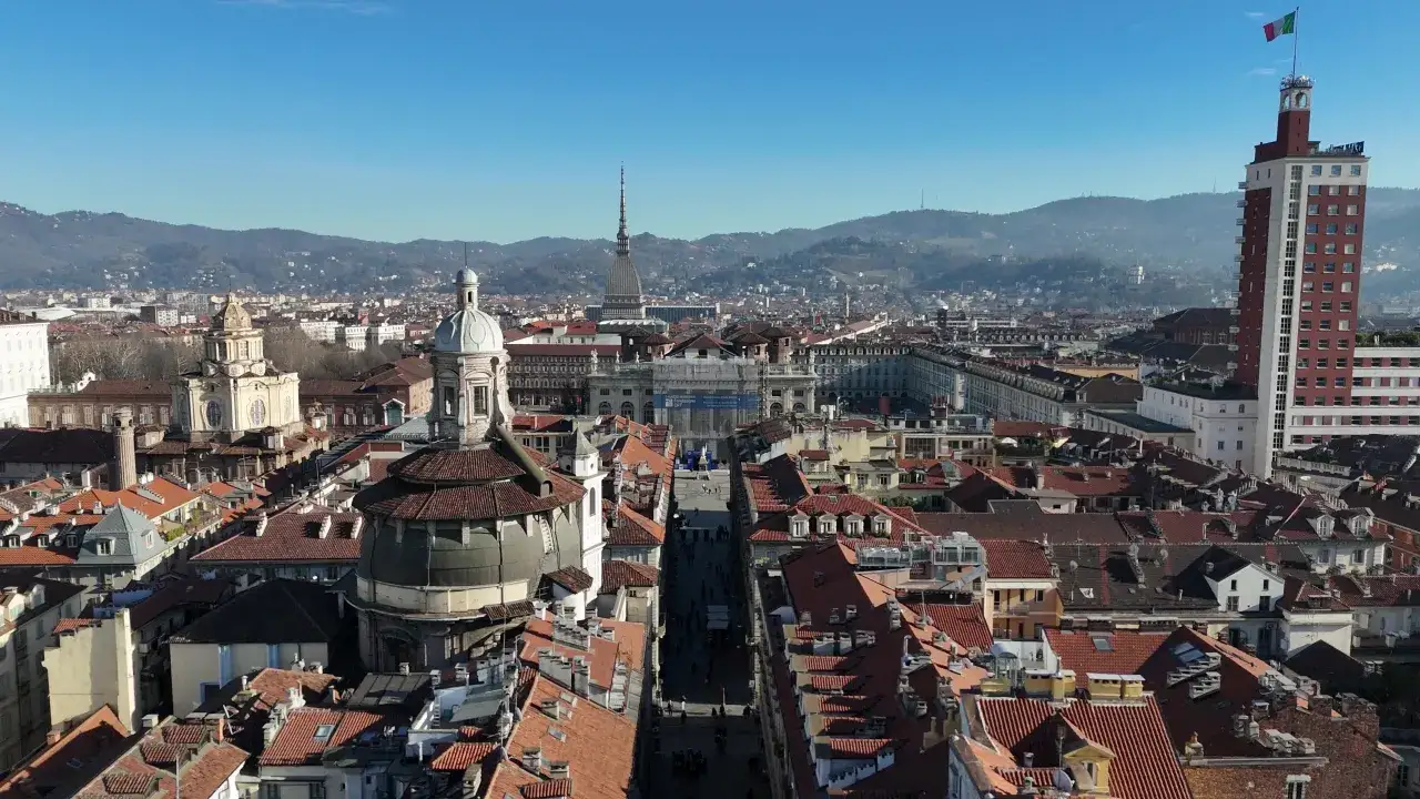 Vista aerea di Torino con la Mole Antonelliana e il grattacielo, scattata con utilizzo drone.