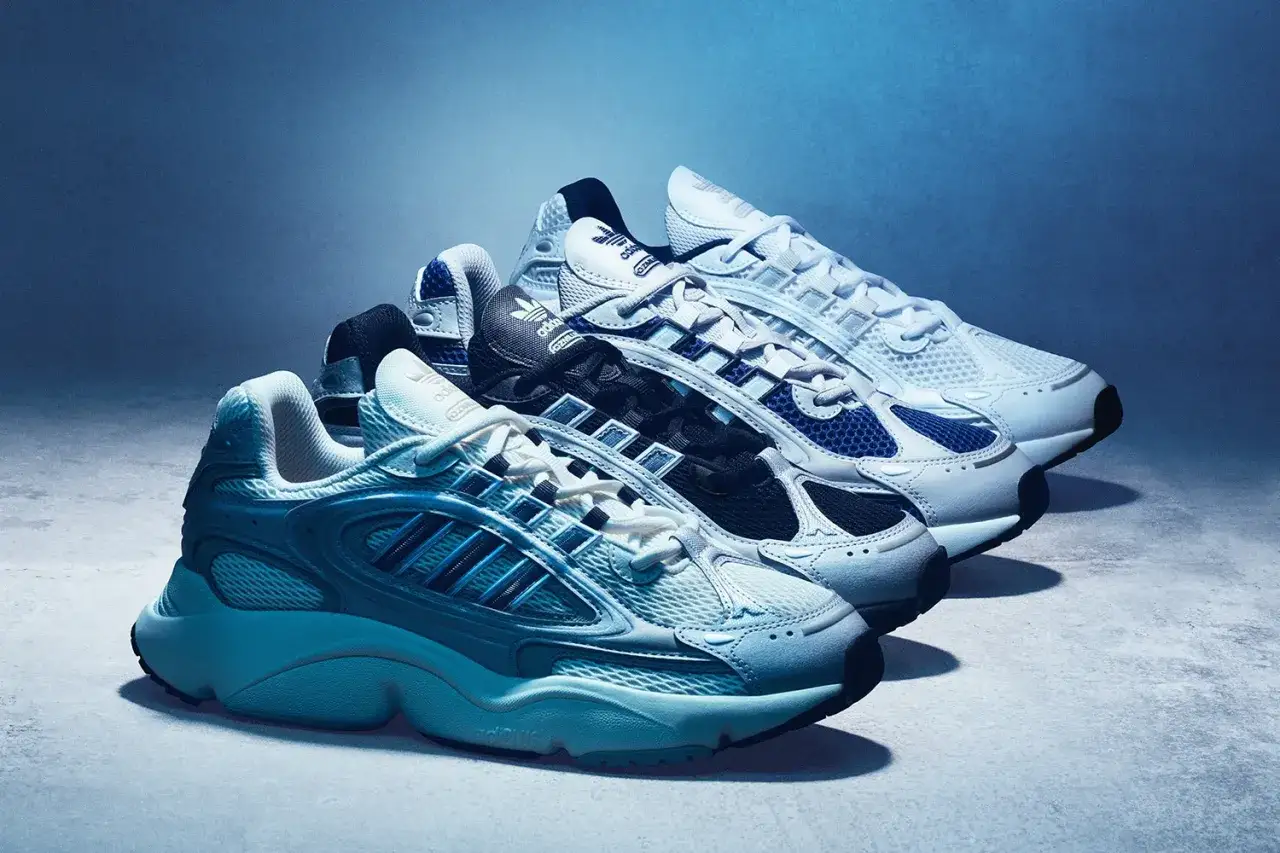 Trzy modele butów adidas z lat 2000. w odcieniach błękitu i bieli, z charakterystycznymi trzema paskami.