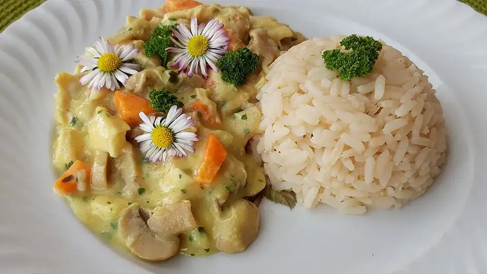 Ragout fin als Hauptgericht mit Reis und Pilzen