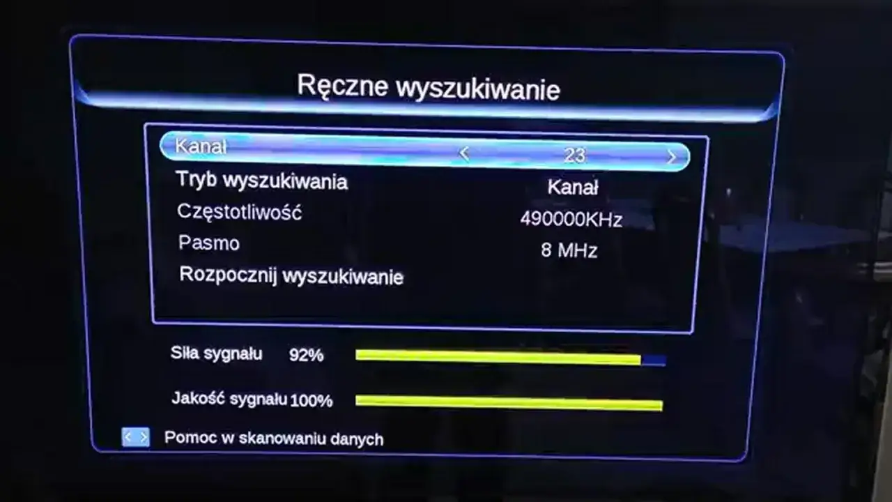 Menu telewizora pokazuje jak sprawdzić moc sygnału anteny naziemnej: siła 92%, jakość 100%.