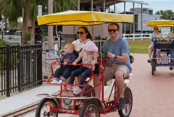 famille planifiant visite parc d'attractions