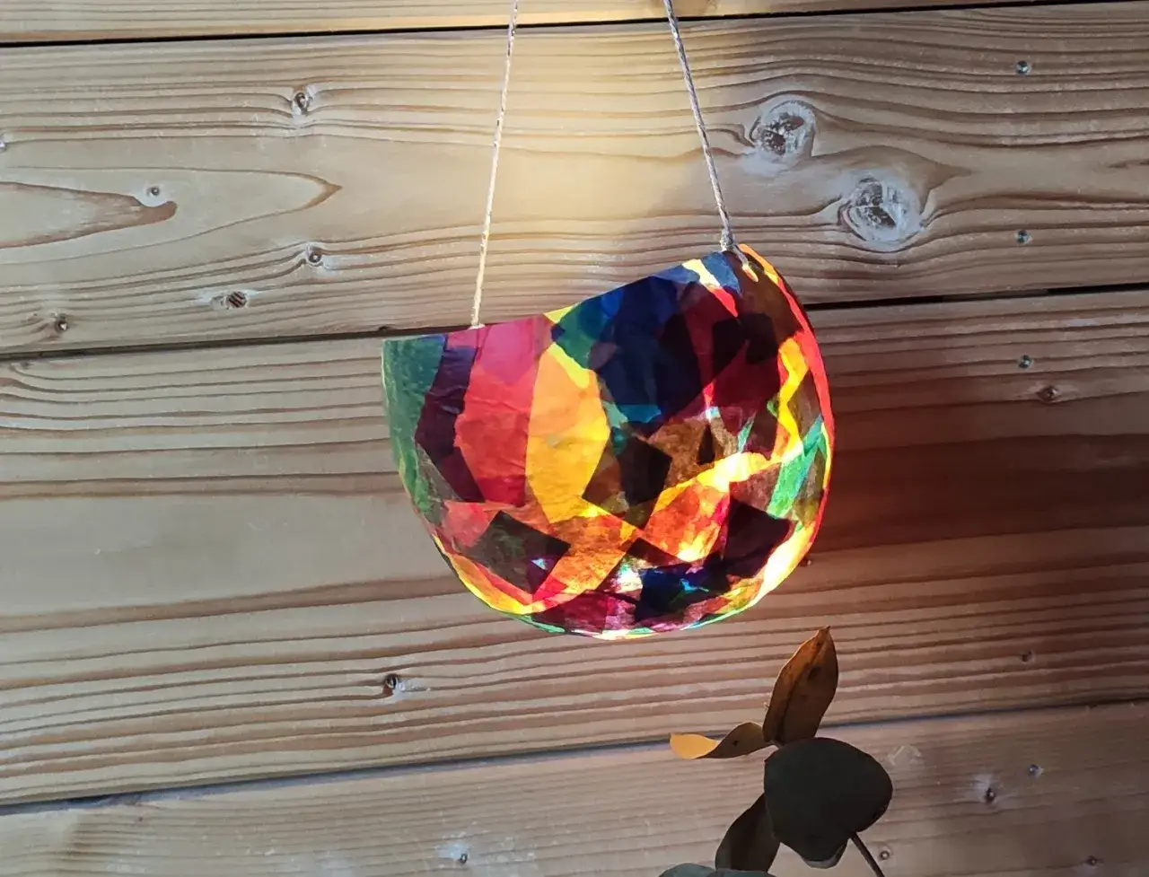 Bunte St. Martin Laterne, selbst gebastelt mit Vorlage. Ein leuchtendes Kunstwerk aus Seidenpapier.