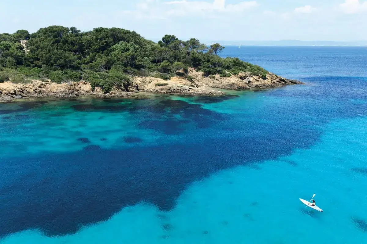 La grande bastide le Lavandou : avis sur ce kayakiste profitant des eaux turquoise. Paysage méditerranéen idyllique.